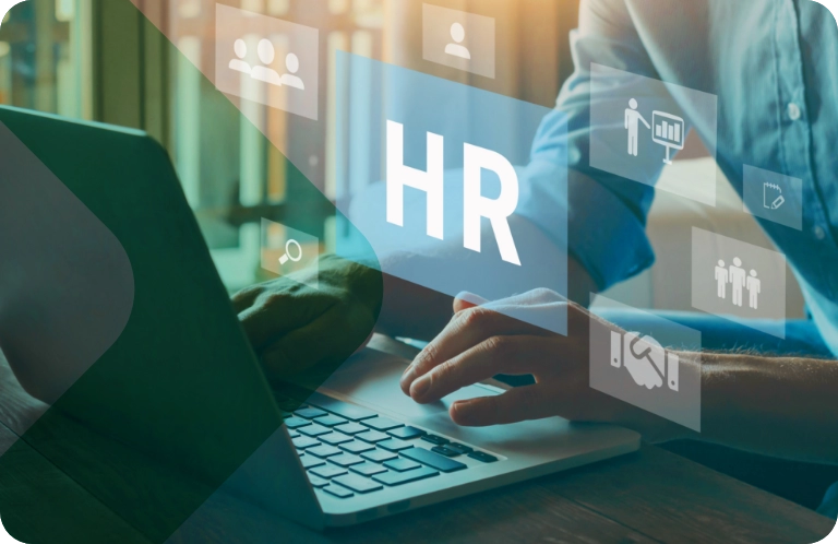 napis HR osoba pracująca przy laptopie