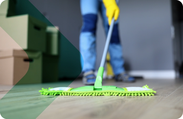 wycieranie podłogi mopem