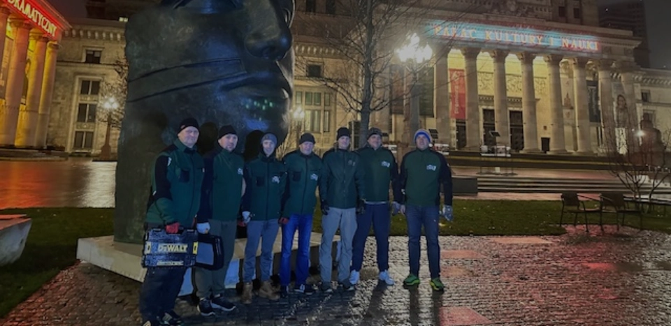 pracownicy przy rzeźbie